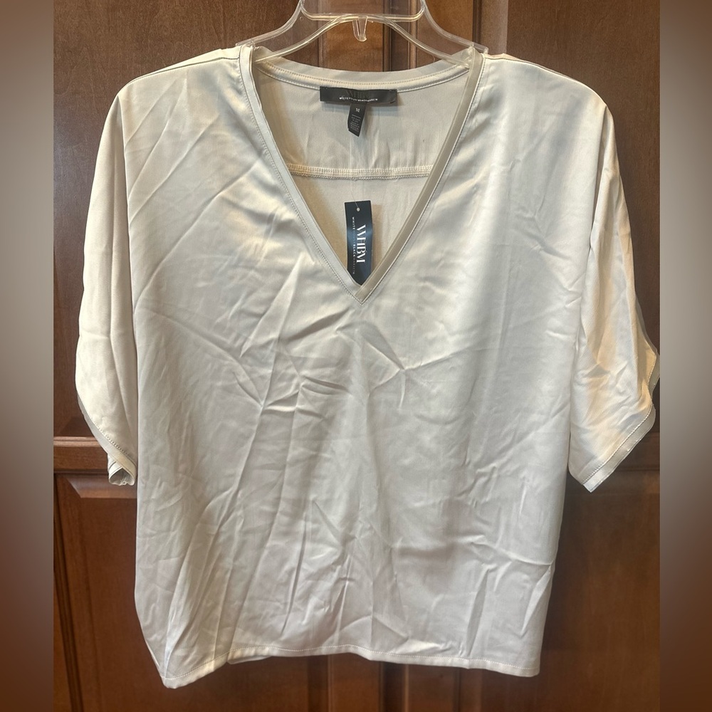 🆕 White House Black Market Cream V-Neck Blouse. NWT. Medium.